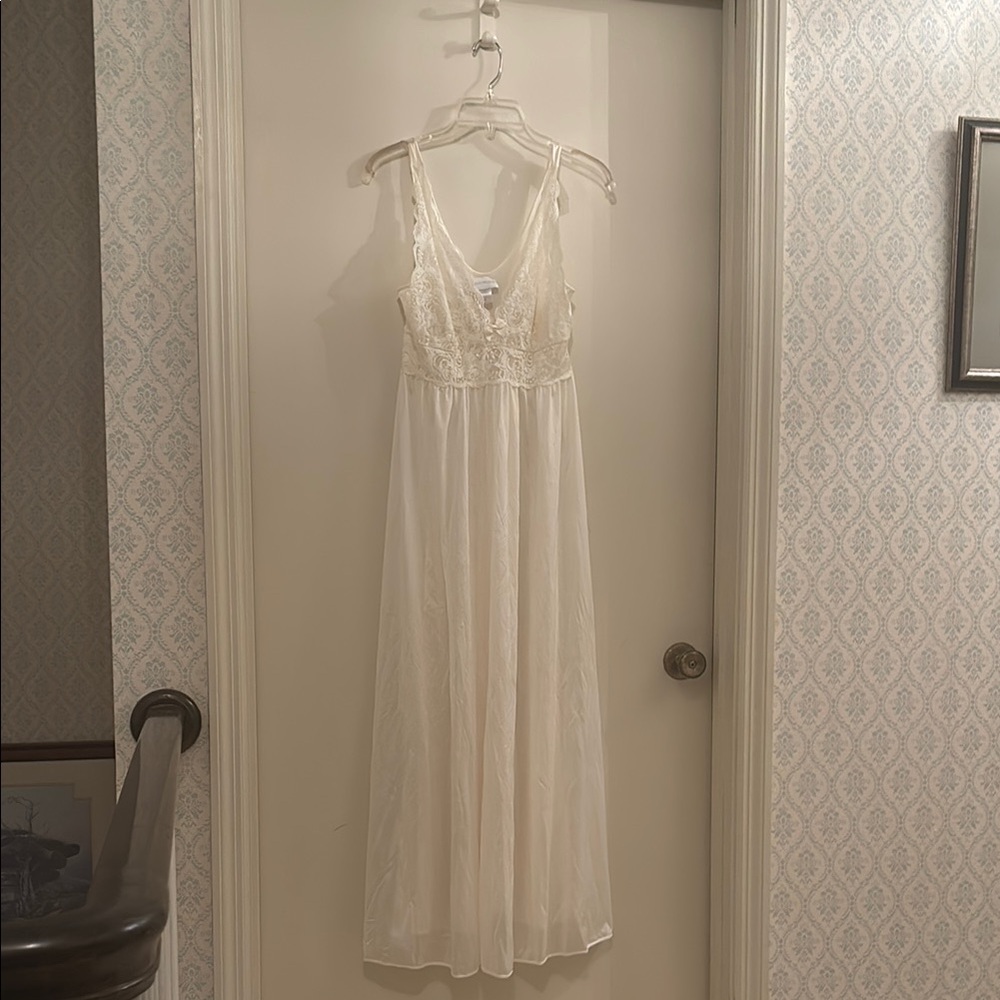 Elegant White Lace Chemise